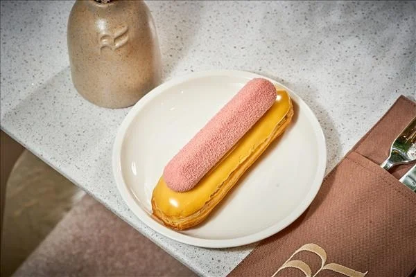 Ecler cu cremă de mango și mousse de căpșuni
