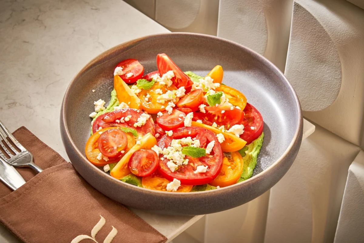 Salată de roșii cu feta și sos de pătrunjel