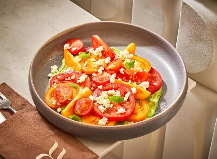 Salată de roșii cu feta și sos de pătrunjel