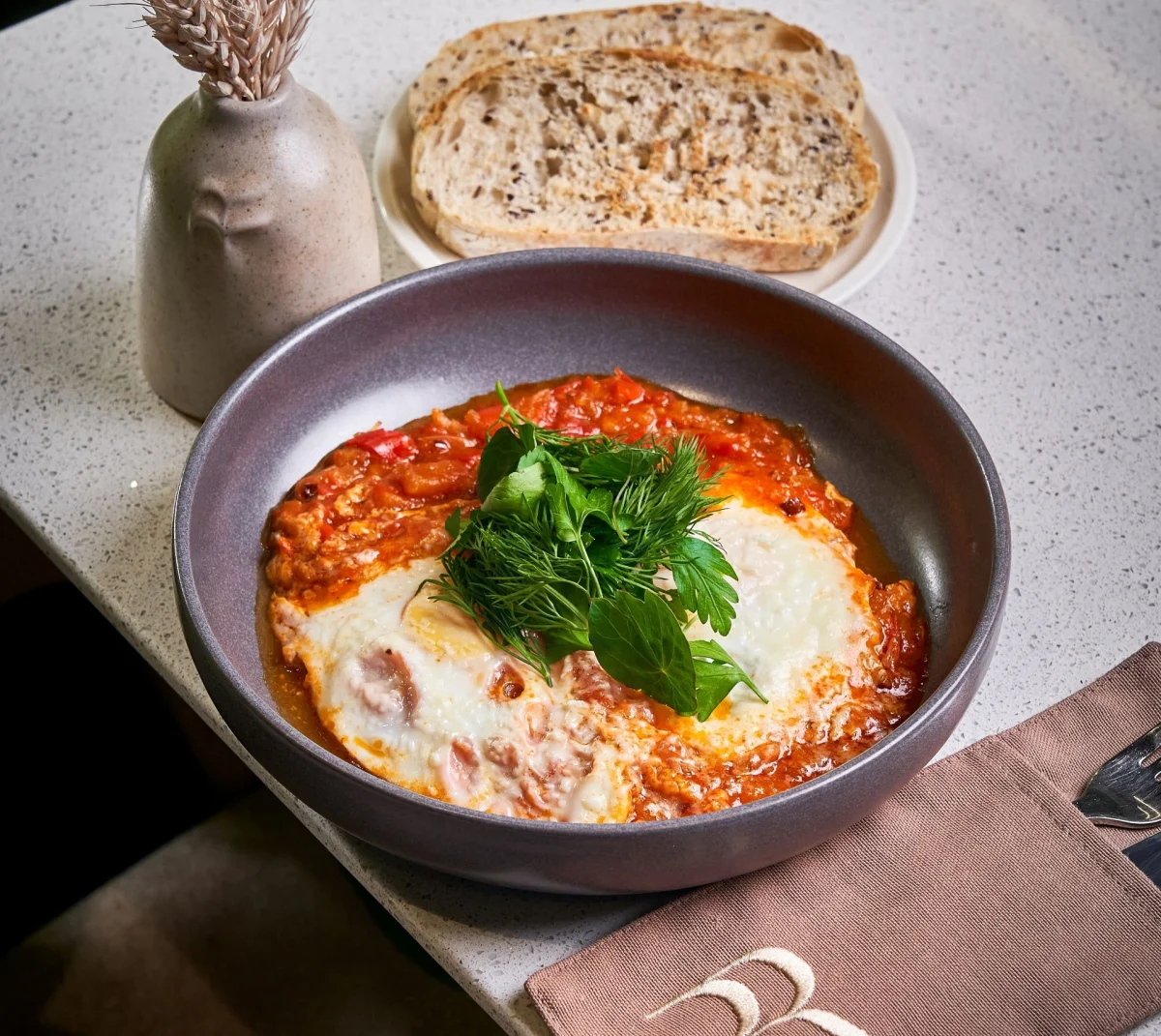 Ouă cu tocăniță de legume (shakshuka)