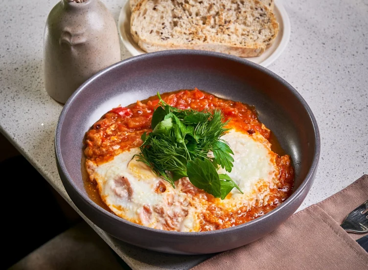 Ouă cu tocăniță de legume (shakshuka)