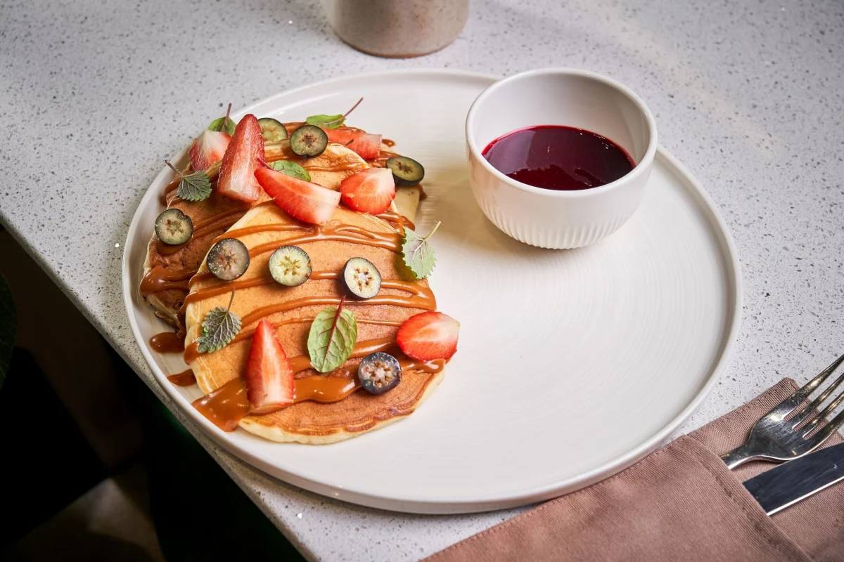 Pancakes cu caramel și sos de pomușoare