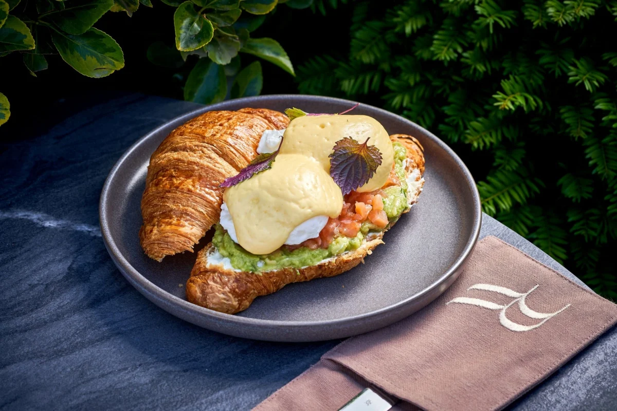 Croissant cu somon și guacamole