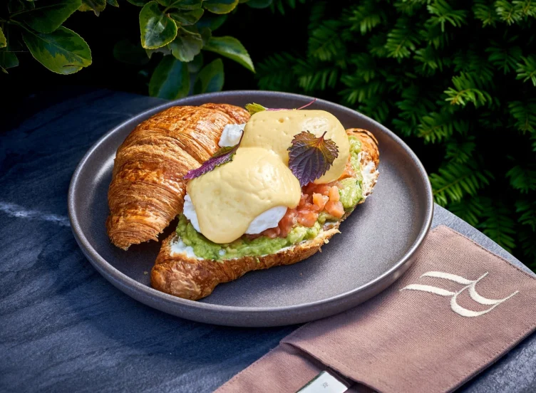 Croissant cu somon și guacamole