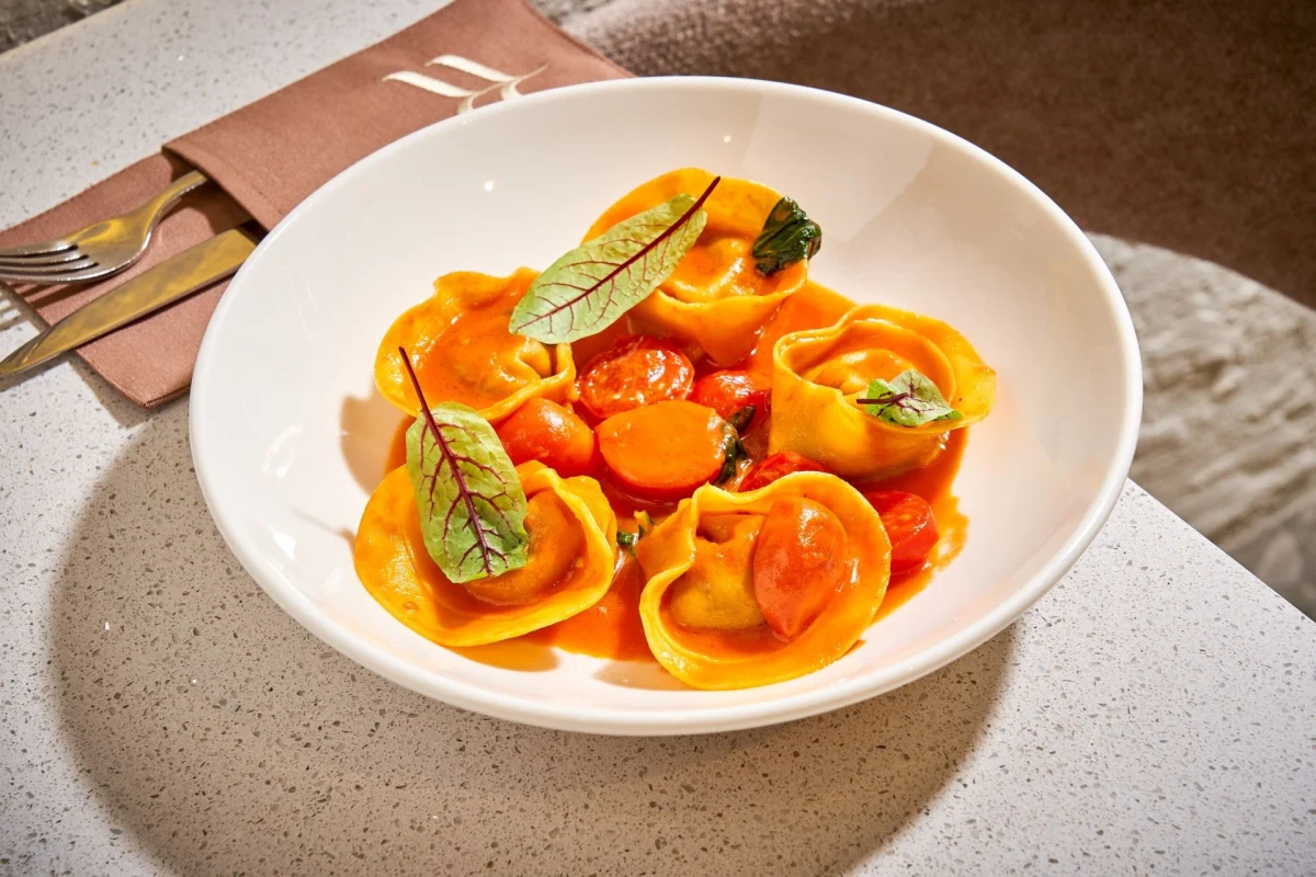 Ravioli cu carne și sos de roșii