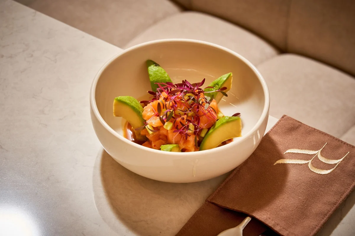 Tartar de somon cu avocado și dressing asiatic