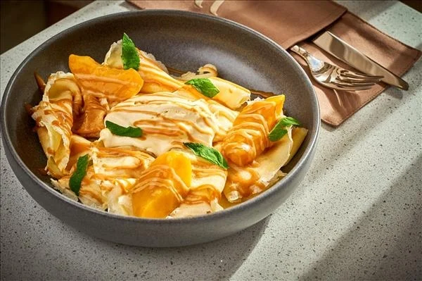 Clătite cu cremă de mascarpone, confit de piersici și caramelă