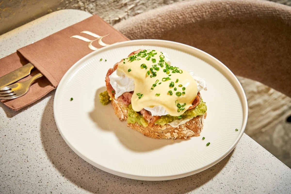 Toast cu bacon, guacamole și gorgonzola