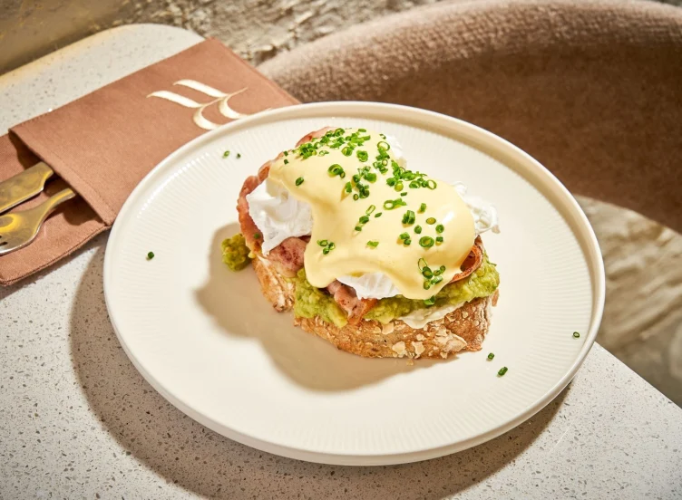 Toast cu bacon, guacamole și gorgonzola