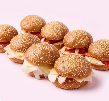 Burger cu ardei copt și cașcaval de capră
