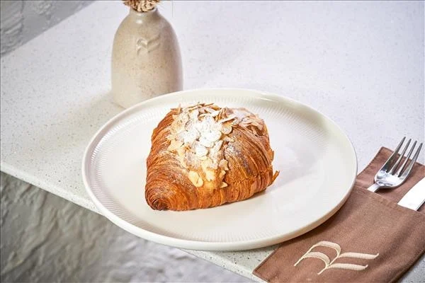 Croissant cu cremă de migdale