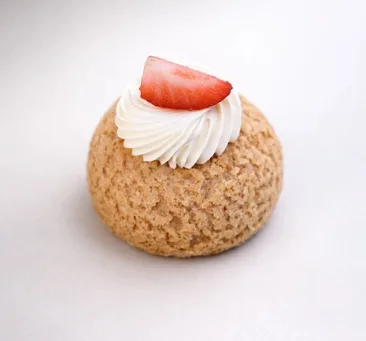 Choux cu cremă de vanilie și căpșună