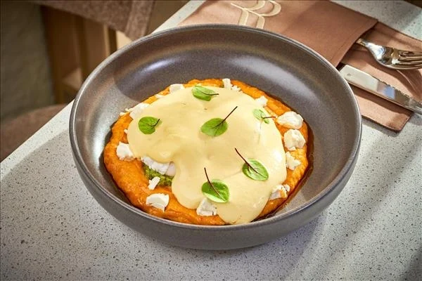 Cremă din cartofi dulci cu guacamole, ouă poșate și sos olandez
