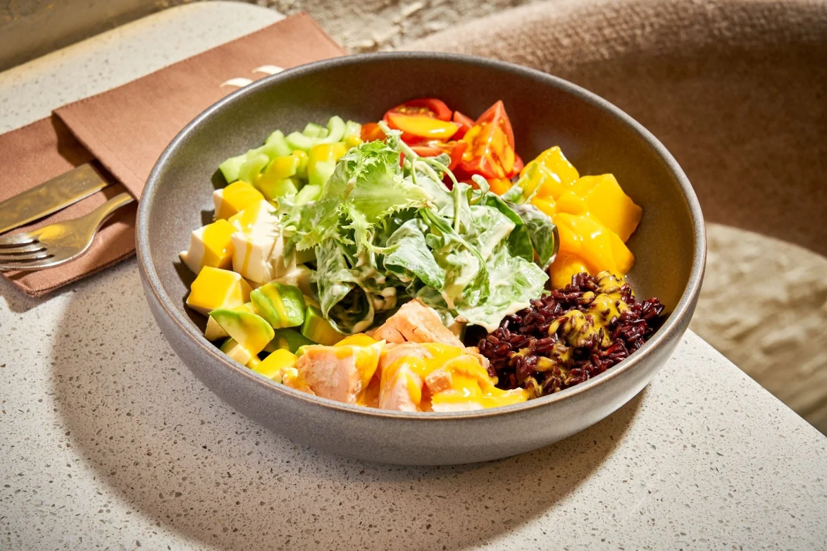 Bowl fresh cu somon și mango