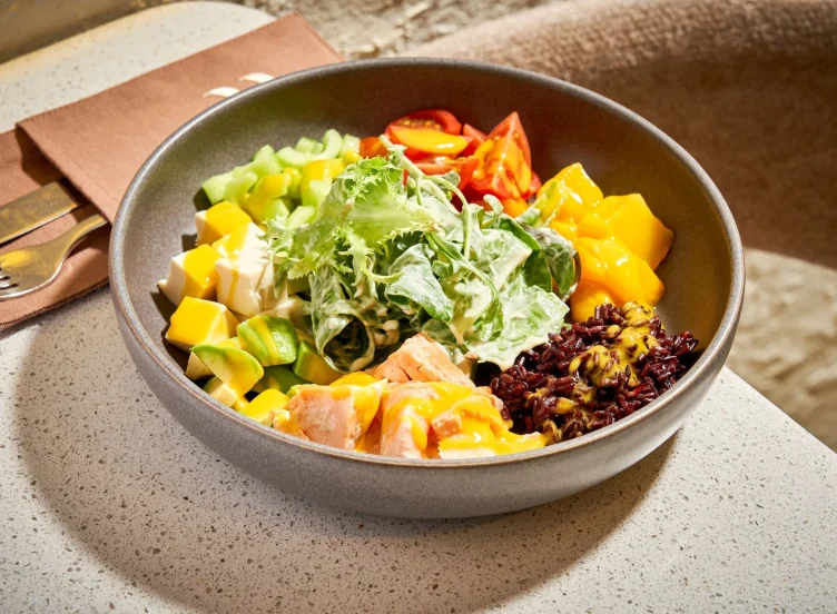 Bowl fresh cu somon și mango