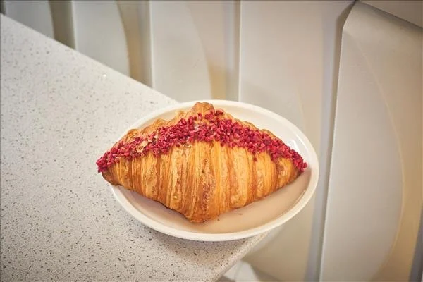 Croissant cu cremă din lapte, frișcă și zmeură
