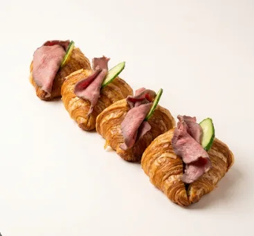 Mini croissant cu roast beef și tapenadă de măsline