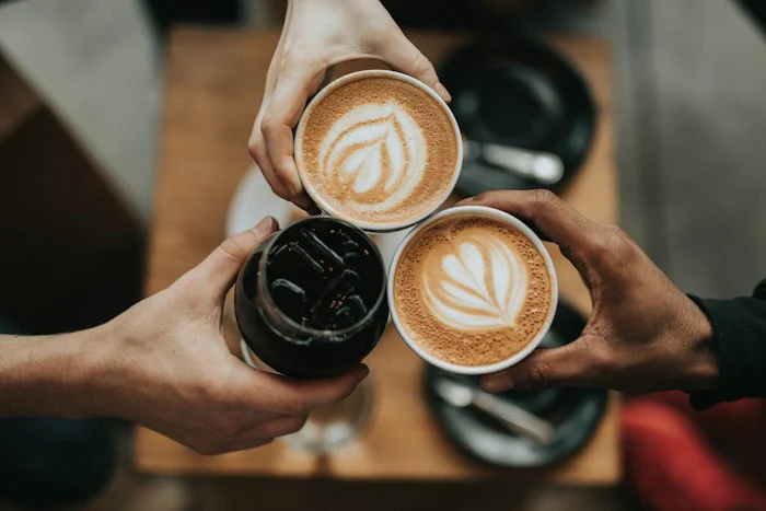 Cafea lângă fereastră