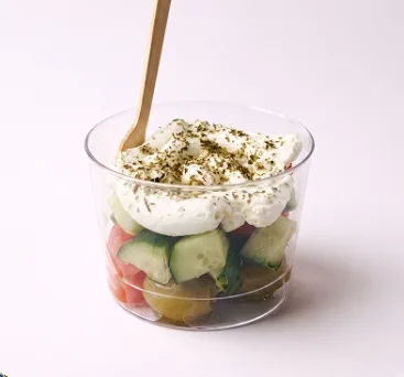 Salată cu legume și mousse de feta